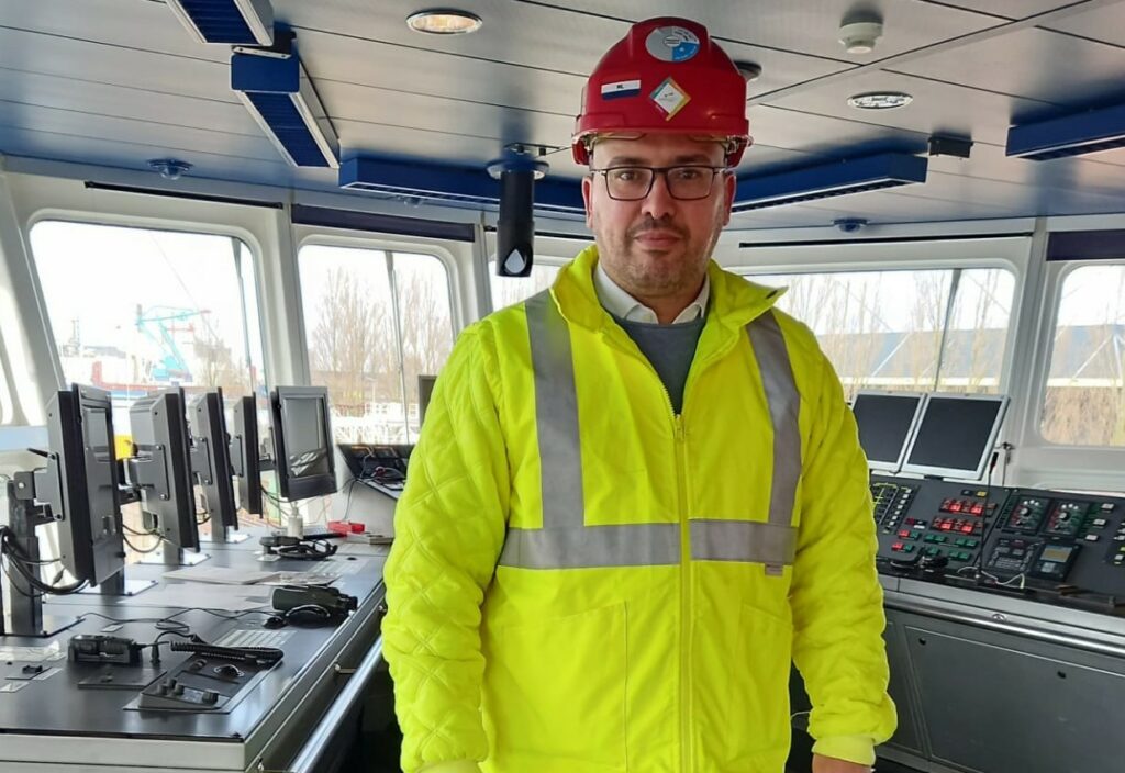 Ibrahim est le chef d'équipe de Cleaning Masters. Il est responsable pour le nettoyage de conduits sur les bateaux.