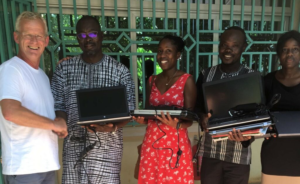 Le Multi Masters Group a fait don d'ordinateur portables à un projet à Burkina Faso. Un des nombreux exemples de responsabilité sociale des entreprises.