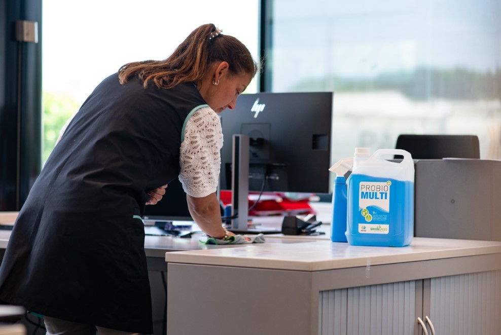 Nettoyer avec les produits probiotiques. Exemples responsabilité sociale entreprises. 