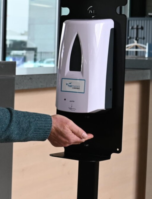De handgel dispenser White'Box van Hygi Masters zorgt voor een goede handhygiëne wanneer er niet onmiddellijk water en zeep in de buurt zijn, bijvoorbeeld bij de ingang van uw bedrijf, bij de lift,...