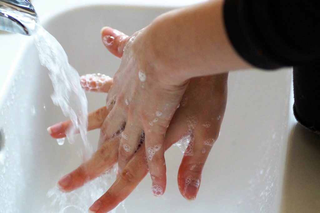 Het grondig wassen van de handen en een goede handhygiëne zijn een sterk wapen in het voorkomen van de verspreiding van virussen en ziekten.