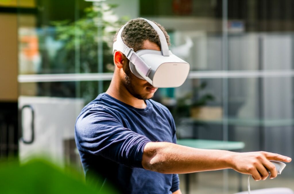 What is the link between virtual reality or VR and facility management?