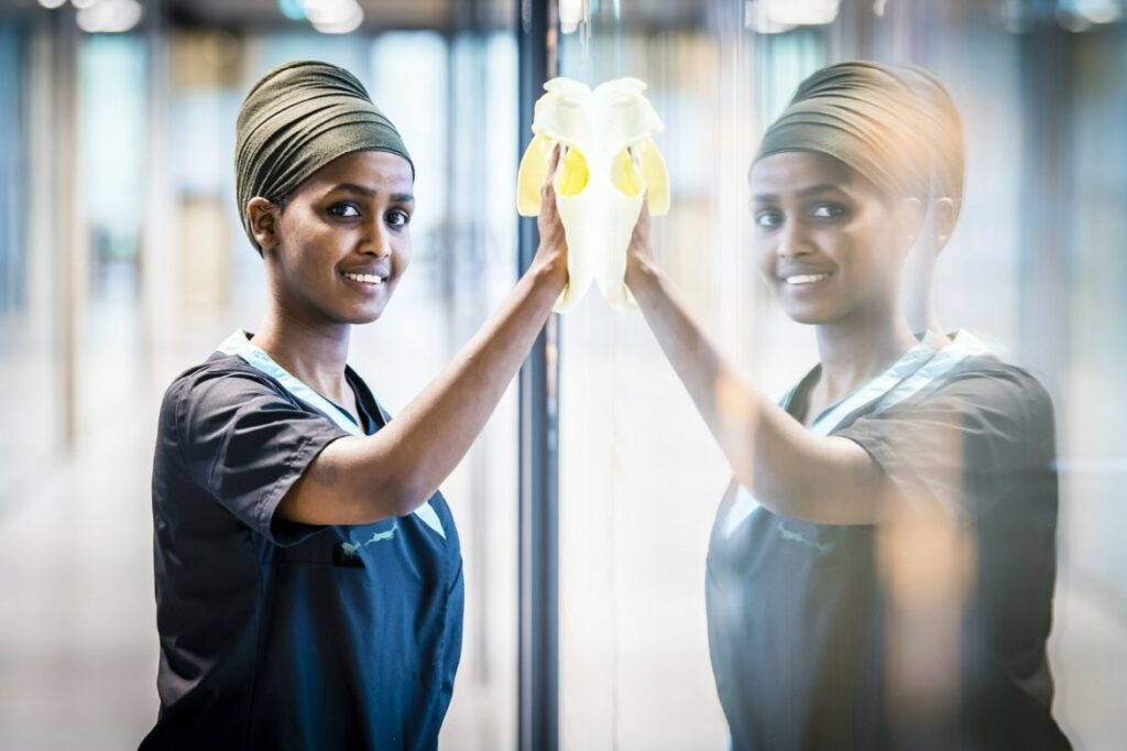 Entre les tendances pour 2022 dans le secteur des services facilitaires il y a le nouveau rôle et l'appréciation du personnel de nettoyage.