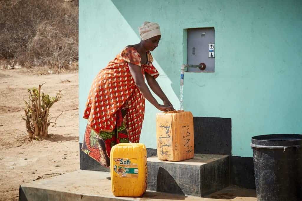 Made Blue Foundation schenkt drinkwater aan mensen die leven in gebieden met waterschaarste.
