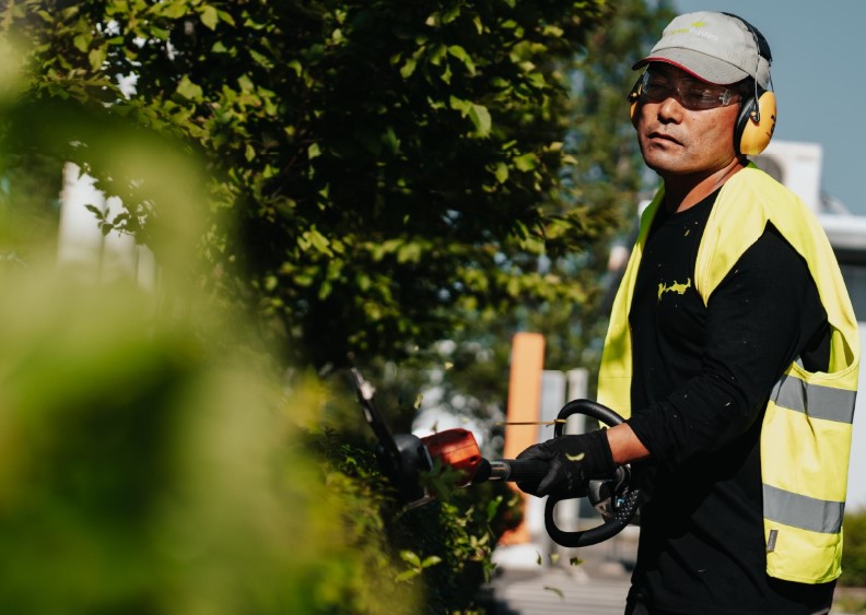 Garage De Linde fait confiance à Green Masters pour l'entretien des espaces verts et des parkings.