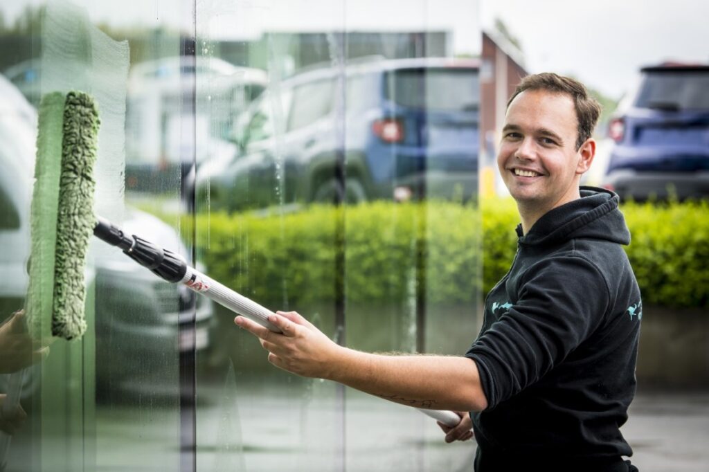 Garage De Linde in Aartselaar is very happy with Multi Masters Group 's professional window cleaning, parking maintenance and green maintenance.