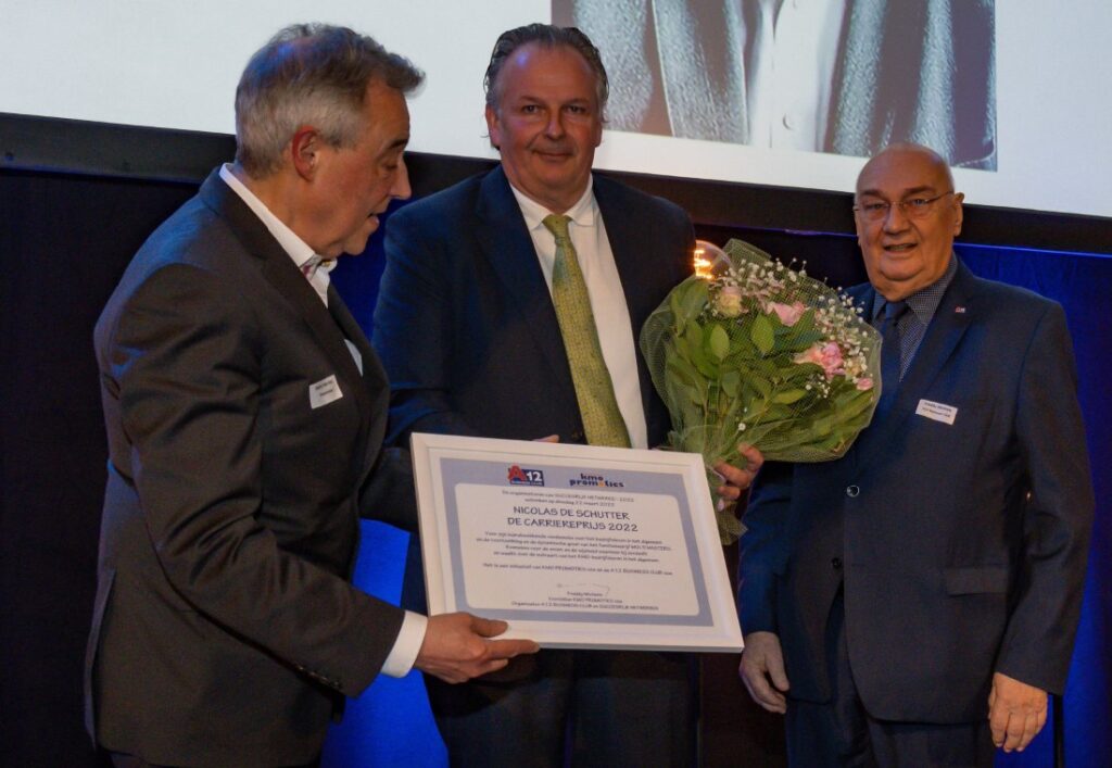 Nicolas de Schutter (midden), voorzitter van Multi Masters Group, ontvangt de KMO Carrièreprijs 2022