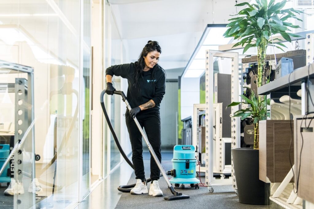 Een professioneel schoonmaakbedrijf is een noodzaak voor elk bedrijf, ziekenhuis of school - Cleaning Masters