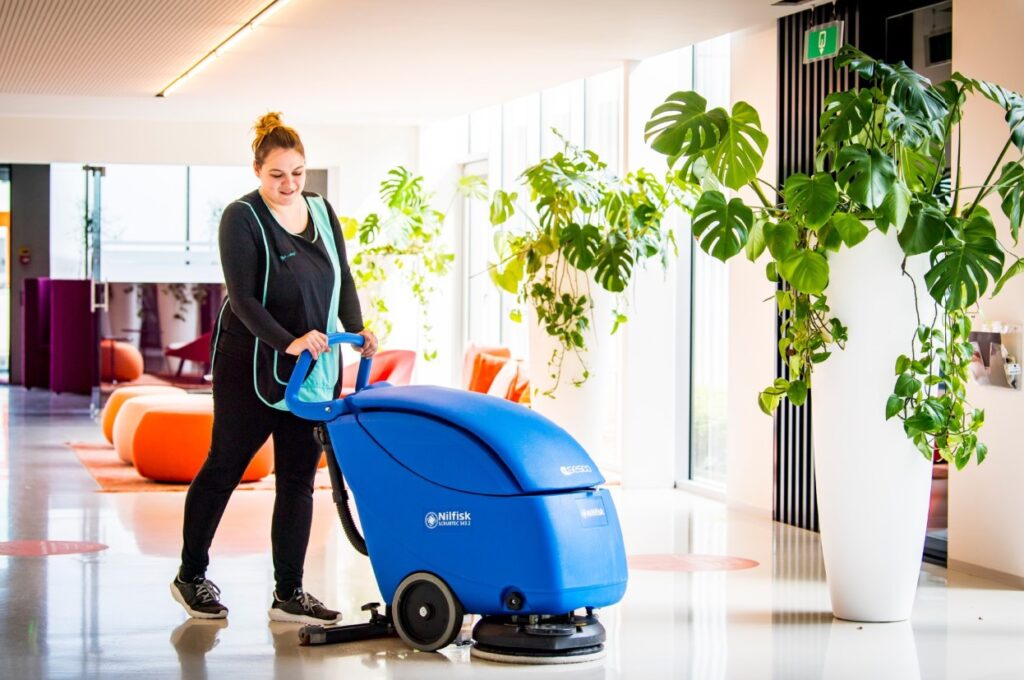 Een professioneel schoonmaakbedrijf beschikt over de nodige ervaring, kennis en knowhow maar ook over de juiste machines om uw gebouwen kraaknet te maken en te houden - Cleaning Masters