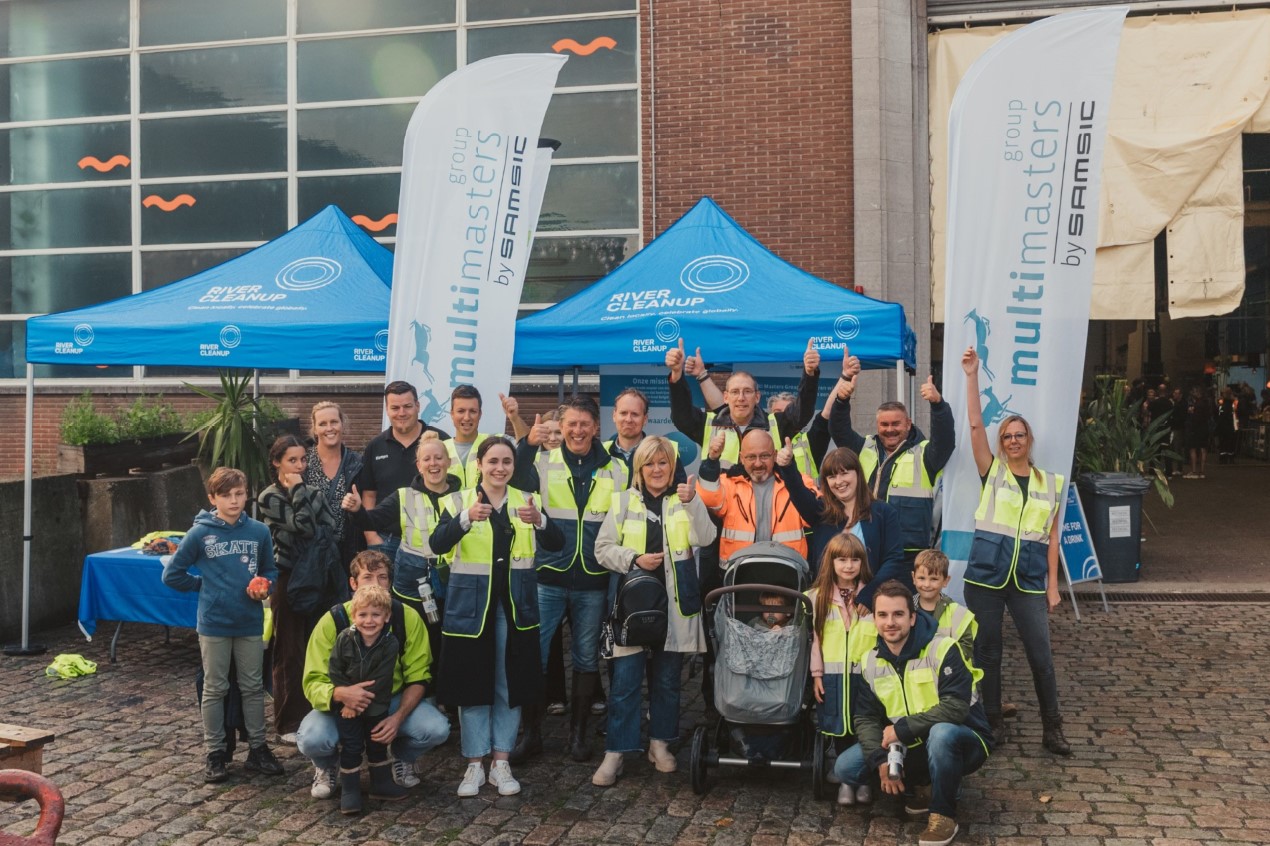 L'équipe de Multi Masters Group qui a participé à la campagne de nettoyage des déchets à Anvers.
