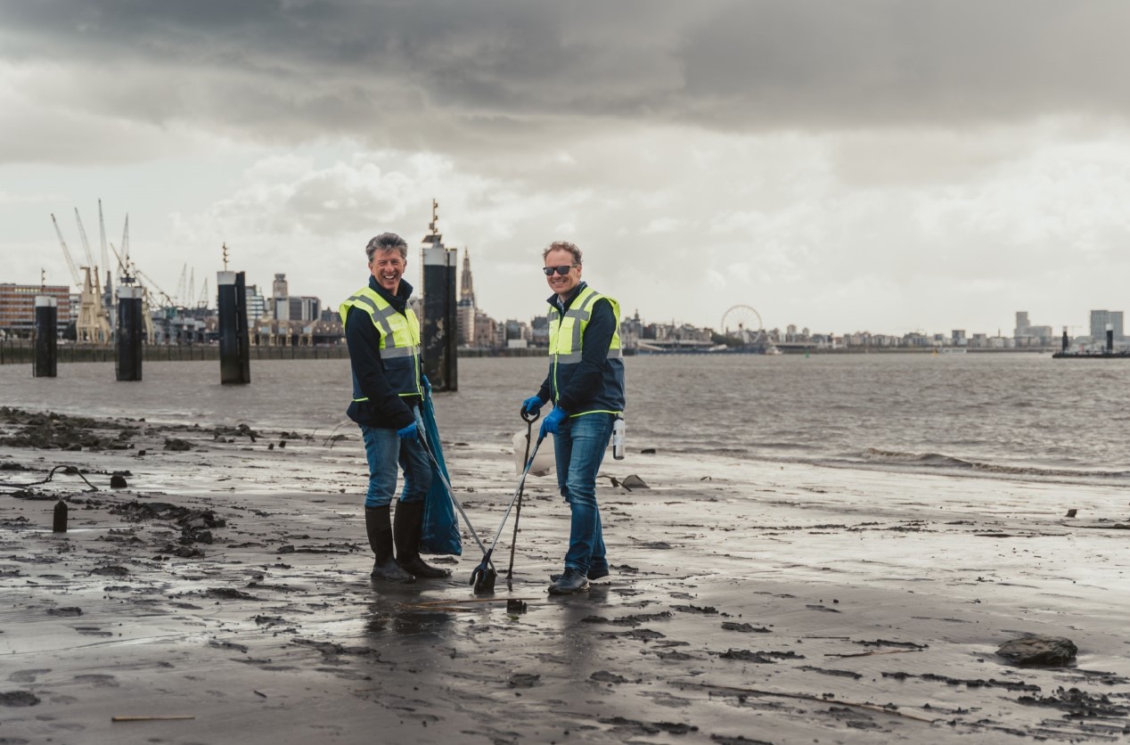 Mark en Maxime van Multi Masters Group nemen enthousiast deel aan de zwerfvuilactie van River Cleanup.