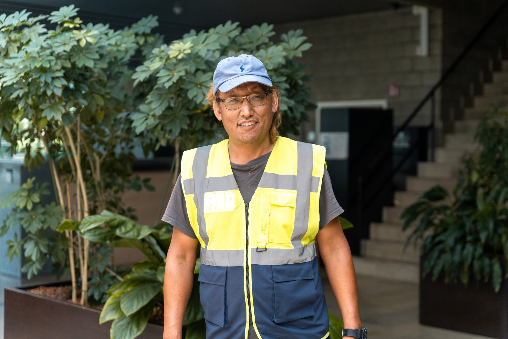Dorjee was jaren geleden een van de vele vluchtelingen uit Tibet, nu heeft hij vast werk en heeft hij zich opgewerkt tot brigadier in het groenonderhoud bij Green Masters.