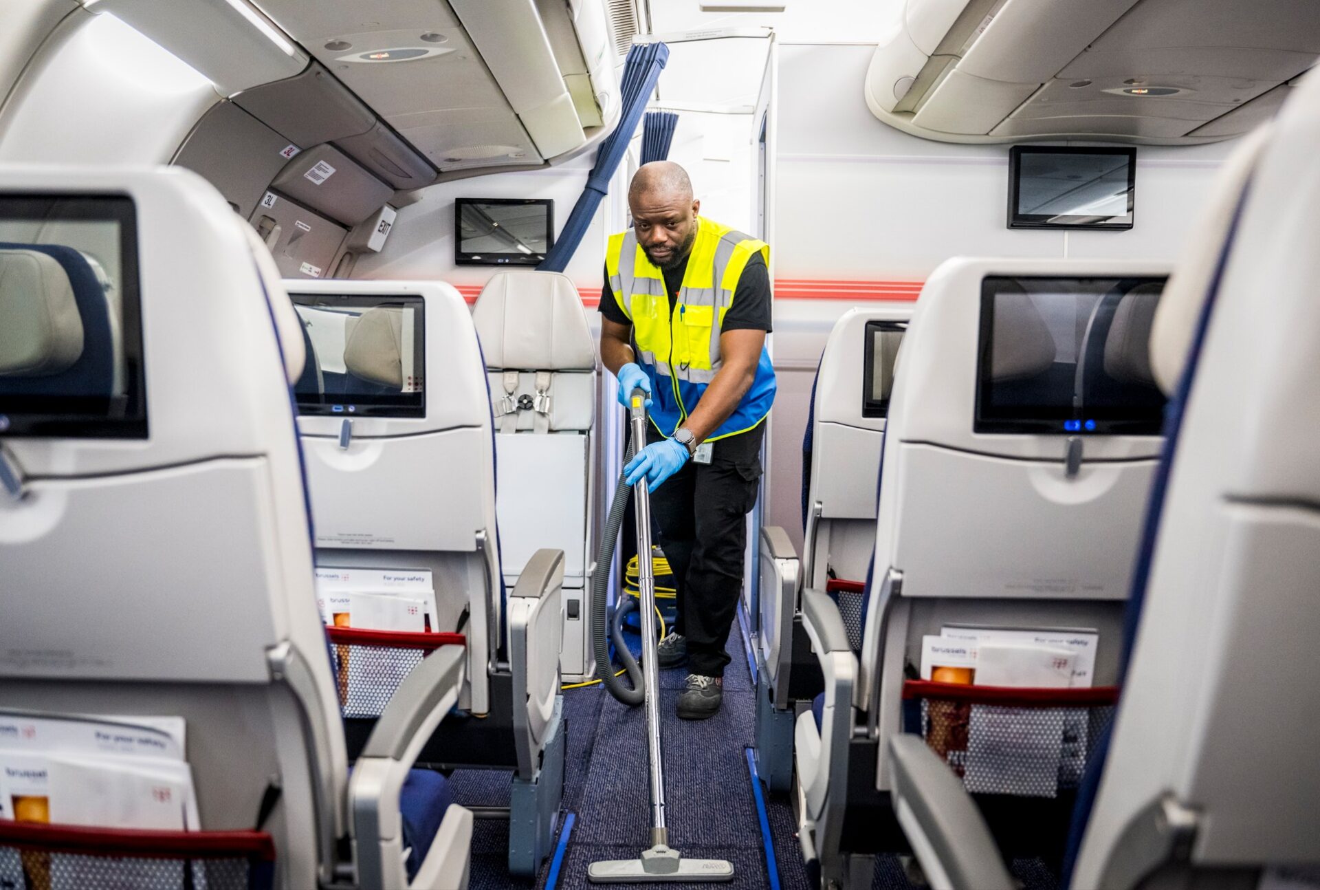 stofzuigen - vliegtuig - Brussels Airlines - cleaner - Mobility Masters - Multi Masters Group