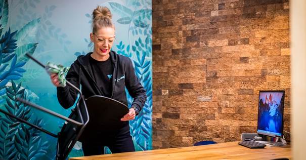 schoonmaken kantoren tijdens de kantooruren of in de avonduren - poetsdame - Cleaning Masters - schoonmaakmedewerker