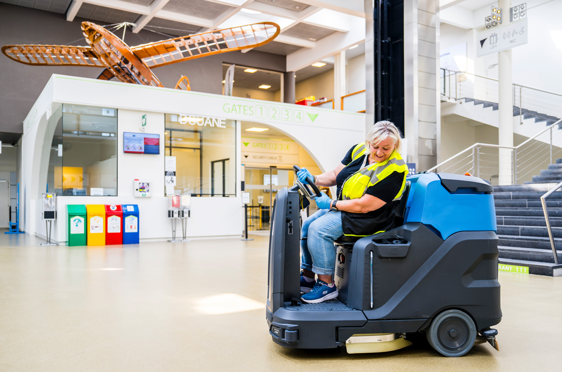 schoonmaak inkomhal vertrekhal hal luchthaven Oostende - Brugge - Cleaning Masters - Foto Multi Masters Group