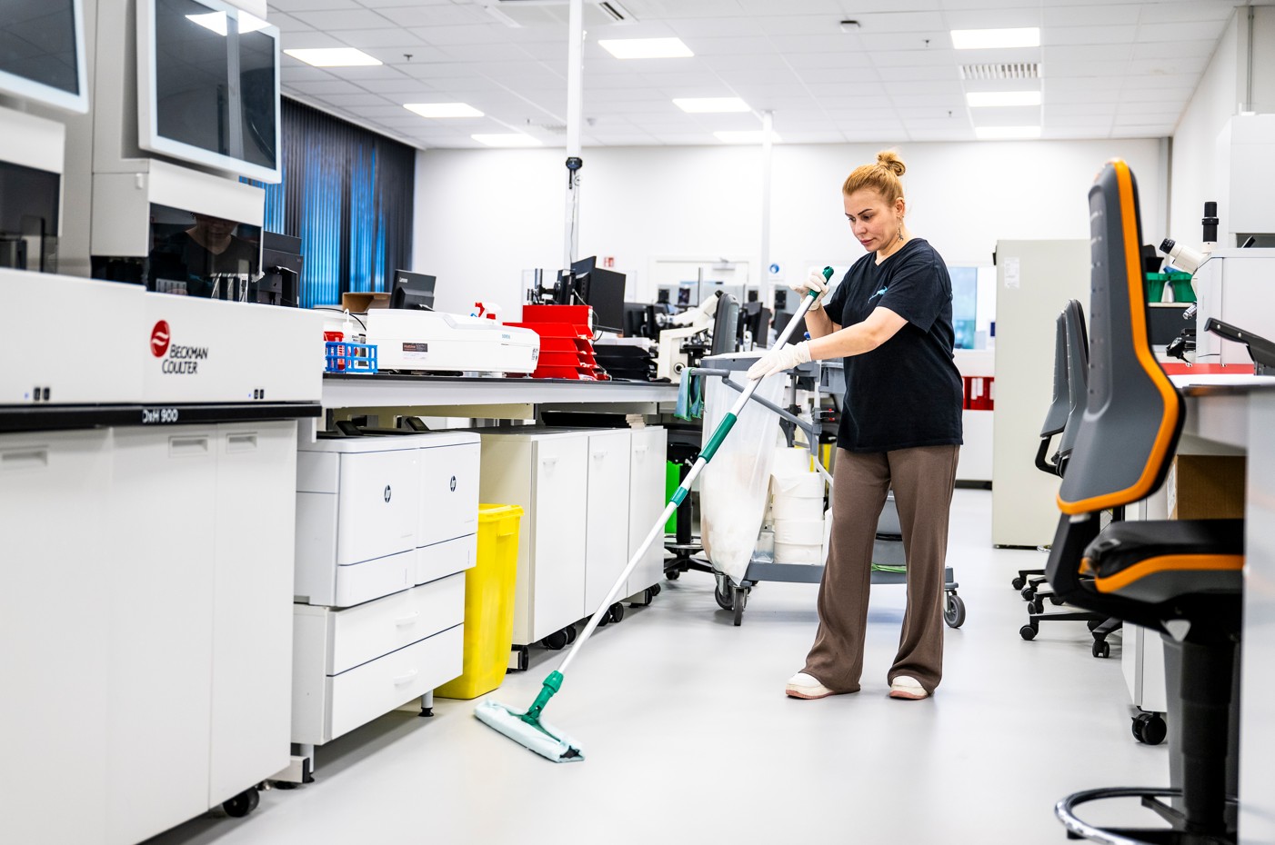 schoonmaak - moppen - labo - kantoor - bureau - vloerreiniging - Medpace - testimonial Cleaning Masters - Foto Multi Masters Group