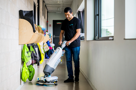 schoonmaak - i-mop - schrobzuigmachine - school - gang - Cleaning Masters - Multi Masters Group - succesvolle overstap naar een nieuwe schoonmaakpartner